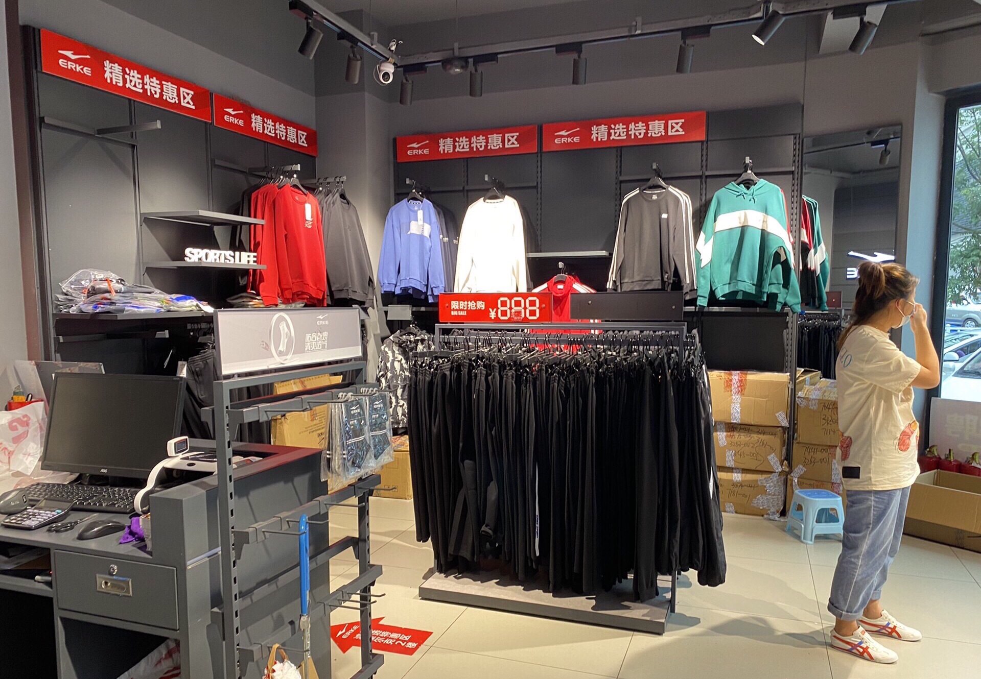 实探鸿星尔克即墨店,店内空无一人!变化咋就这么快?