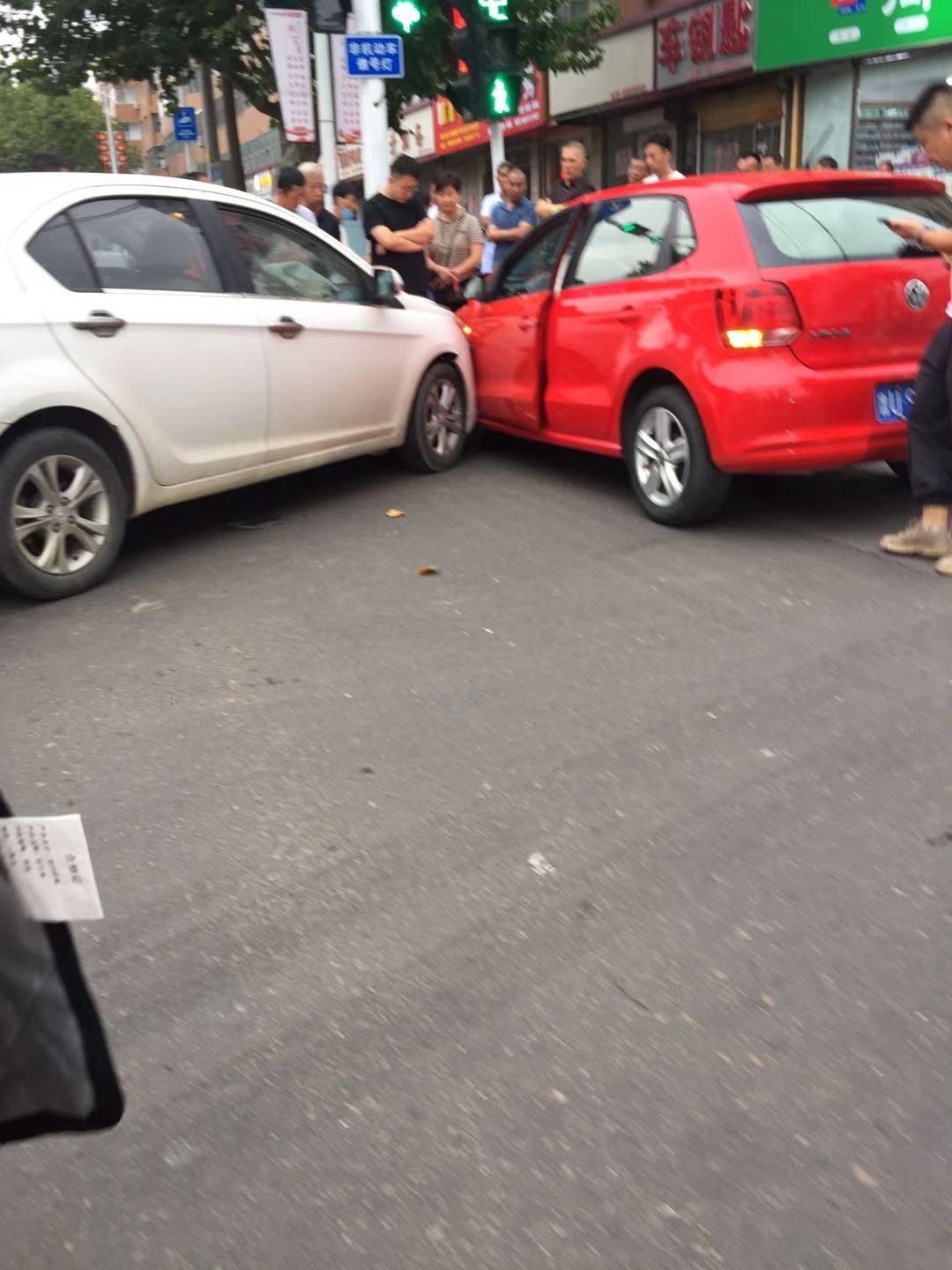 即墨二小西边红绿灯发生严重交通事故!前车身被撞!