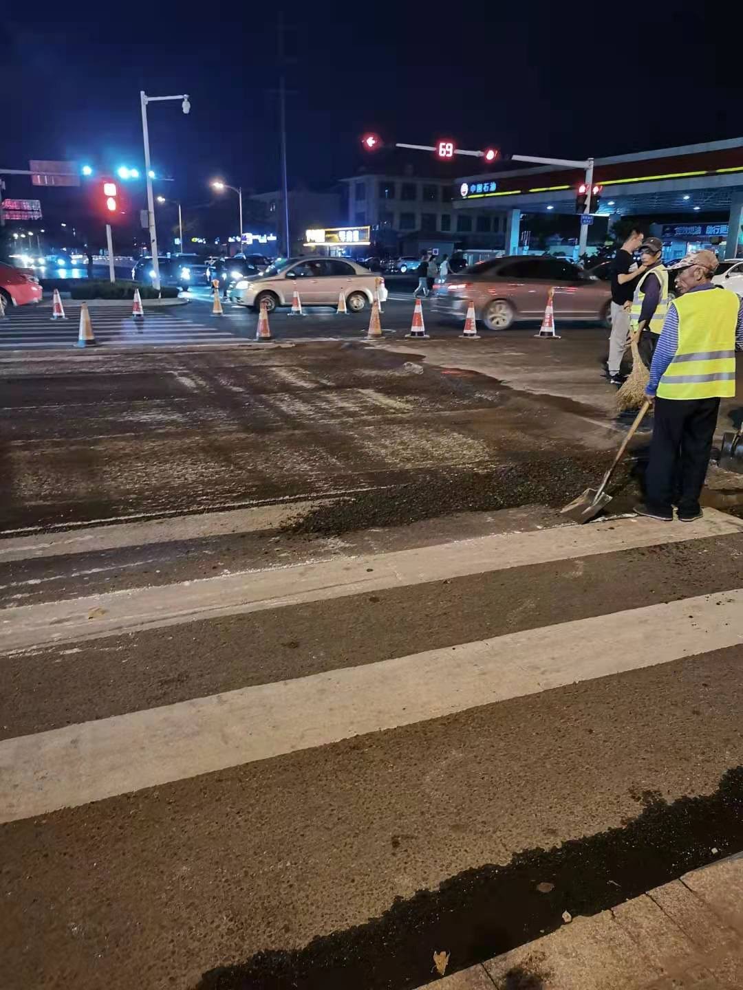 鰲藍路中行附近修路(重鋪瀝青),過往車輛注意避讓!現場大堵車